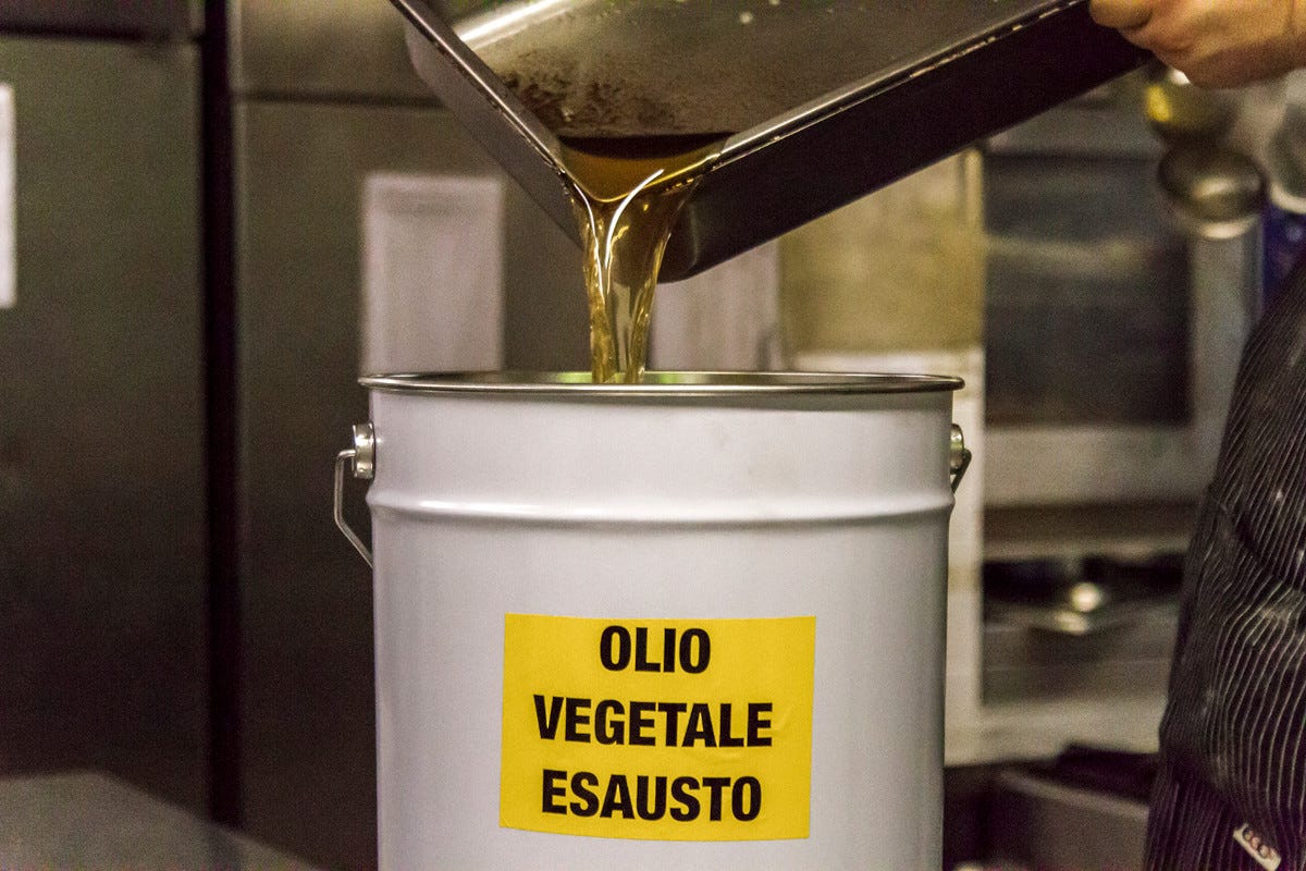 L'olio vegetale esausto del ristorante finisce nel contenitore del Conoe Oli esausti e ristorazione, risorse energetiche ancora poco sfruttate