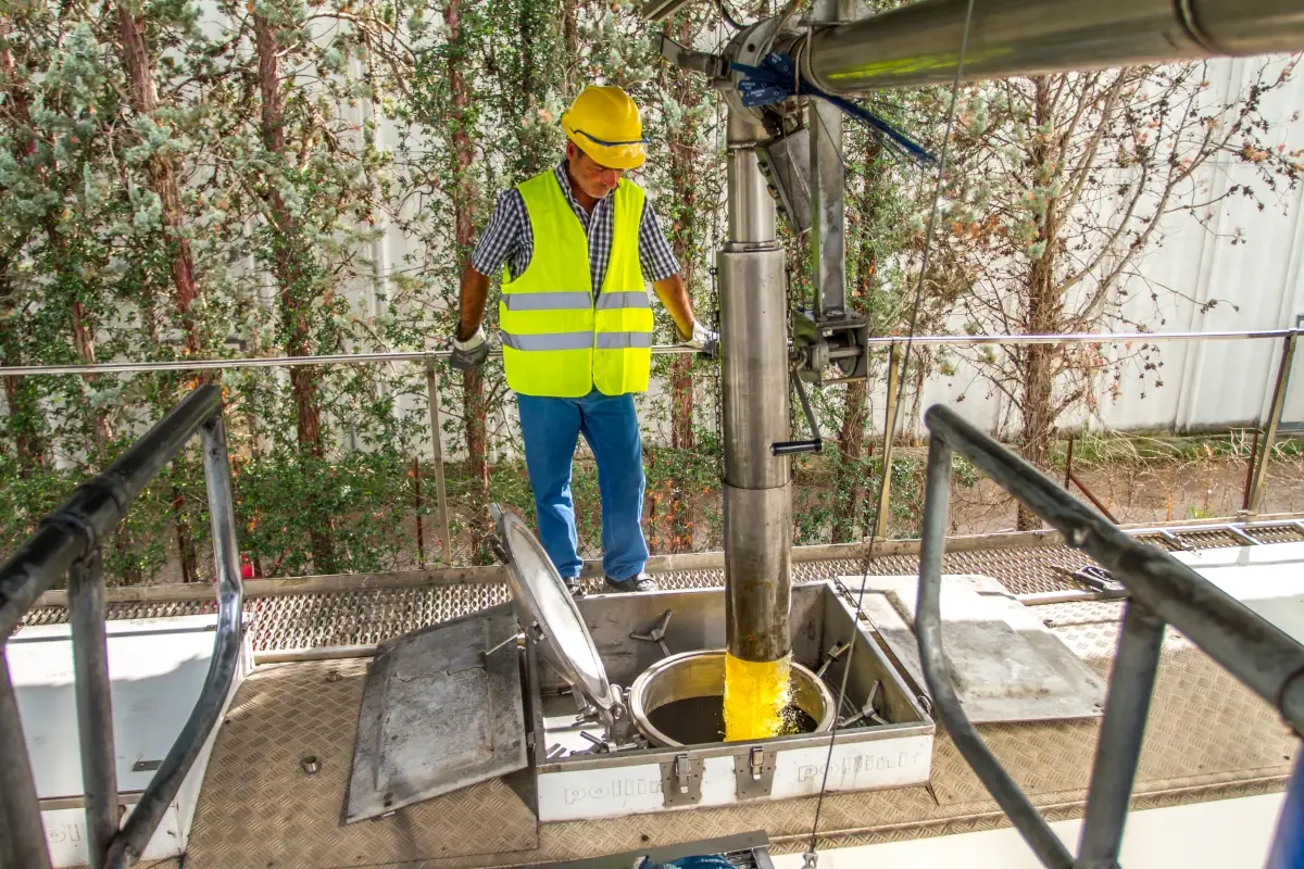 Un tecnico del Conoe supervisiona un silo di raccolta dell'olio esausto Oli esausti e ristorazione, risorse energetiche ancora poco sfruttate