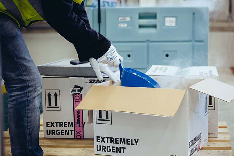 Le consegne in sicurezza dovranno rispondere a requisiti molto rigidi di temperatura, anche -80°C - Vaccino, DHL inizia la distribuzione 15 milioni di consegne nel mondo Le consegne in sicurezza dovranno rispondere a requisiti molto rigidi di temperatura, anche -80°C - Vaccino, DHL inizia la distribuzione 15 milioni di consegne nel mondo