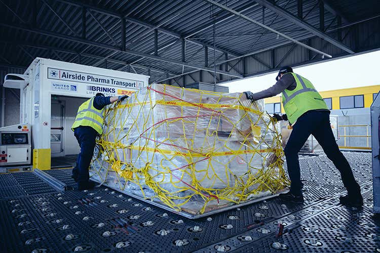 15mila i voli per garantire la copertura globale del vaccino - Vaccino, DHL inizia la distribuzione 15 milioni di consegne nel mondo 15mila i voli per garantire la copertura globale del vaccino - Vaccino, DHL inizia la distribuzione 15 milioni di consegne nel mondo