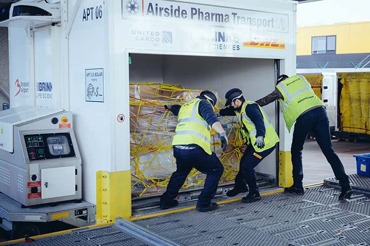 Si prevedono in 2 anni 15 milioni di consegne per 10 miliardi di dosi - Vaccino, DHL inizia la distribuzione 15 milioni di consegne nel mondo Si prevedono in 2 anni 15 milioni di consegne per 10 miliardi di dosi - Vaccino, DHL inizia la distribuzione 15 milioni di consegne nel mondo