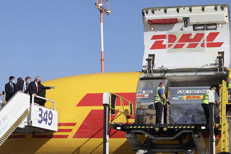 La consegna del vaccino Covid-19 è iniziata in Israele - Vaccino, DHL inizia la distribuzione 15 milioni di consegne nel mondo La consegna del vaccino Covid-19 è iniziata in Israele - Vaccino, DHL inizia la distribuzione 15 milioni di consegne nel mondo