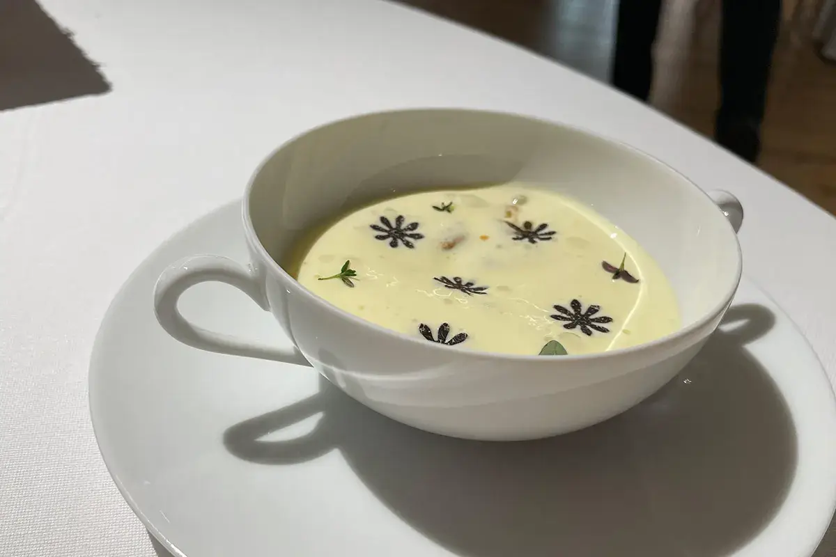 Consommé di cipolla Grand Hotel Royal e Golf, dove la stella di Griffa illumina Courmayeur