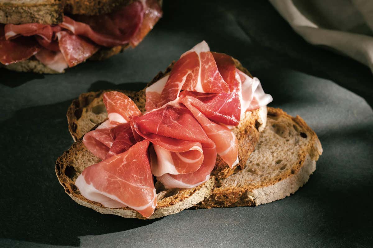 Il Prosciutto di Carpegna Dop ha un sapore unico, un colore leggermente ambrato e l’inconfondibile sofficità al taglio Prosciutto Carpegna Dop il sapore straordinario della tradizione