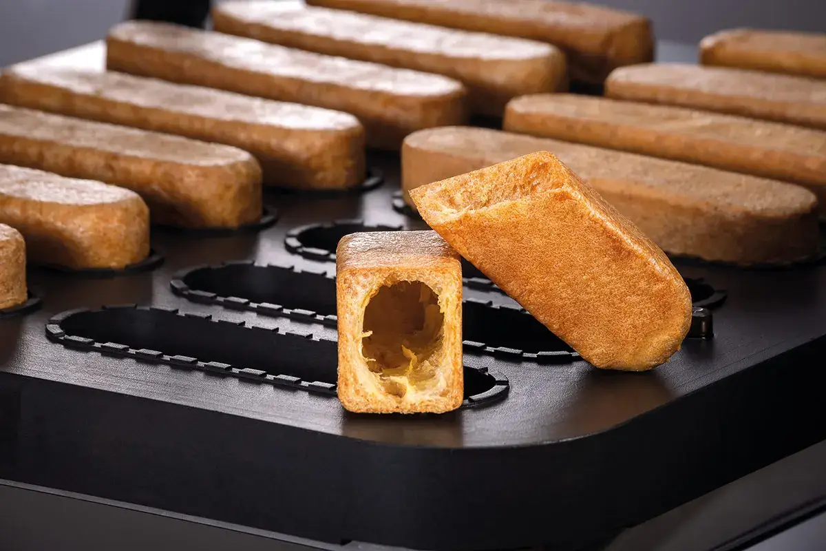 L&rsquo;impasto si espande durante la cottura, diventando cavo, pronto per essere farcito La p&acirc;te &agrave; choux... come non l&rsquo;avete mai vista!