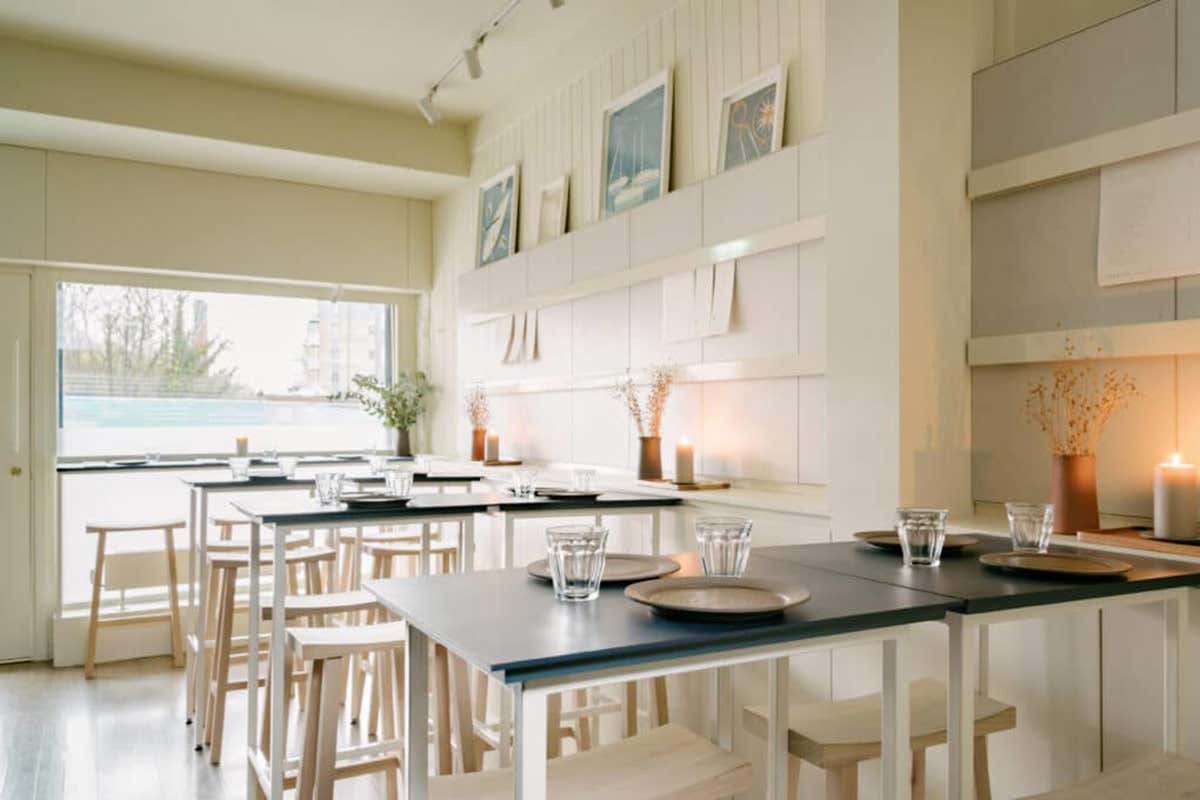 Il design dai toni caldi e l'atmosfera minimale di Eleanore, intimo ristorante di quartiere celebre per la sua proposta gastronomica creativa