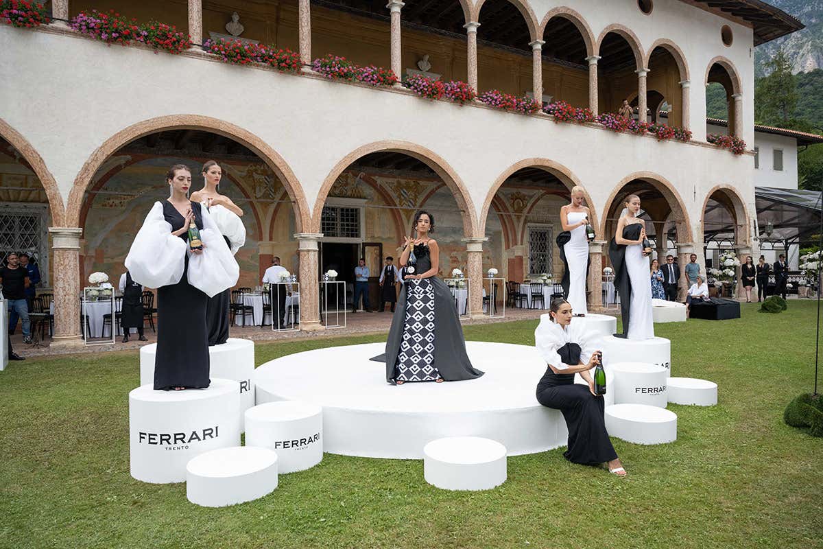 Coreografia con le etichette più importanti di Ferrari Trento I 120 anni di Ferrari Spumanti, bollicine che hanno fatto la storia