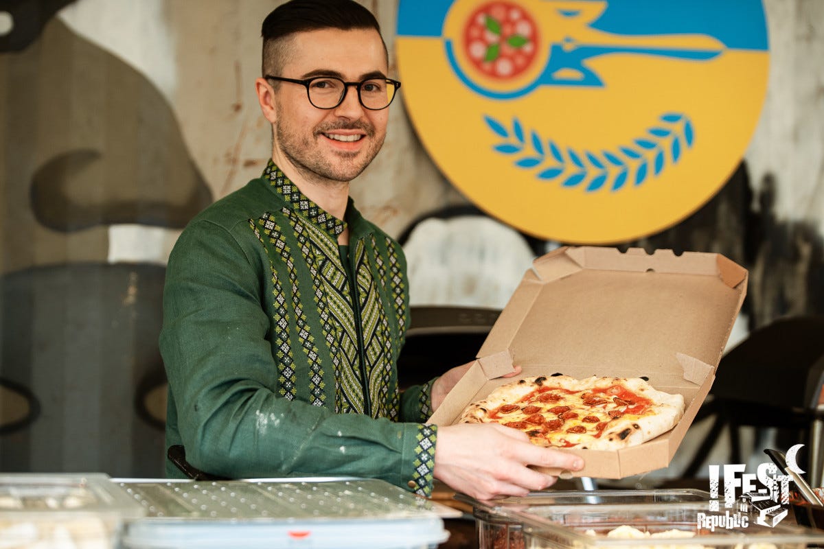 Corey Watson “Fate la pizza, non la guerra”: giovane pizzaiolo in Ucraina per aiutare i civili