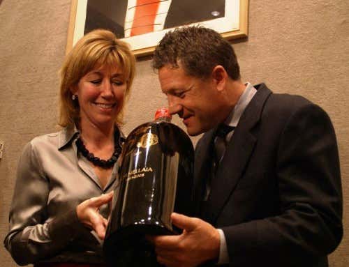 I coniugi Corliss con la bottiglia di Salmanazar