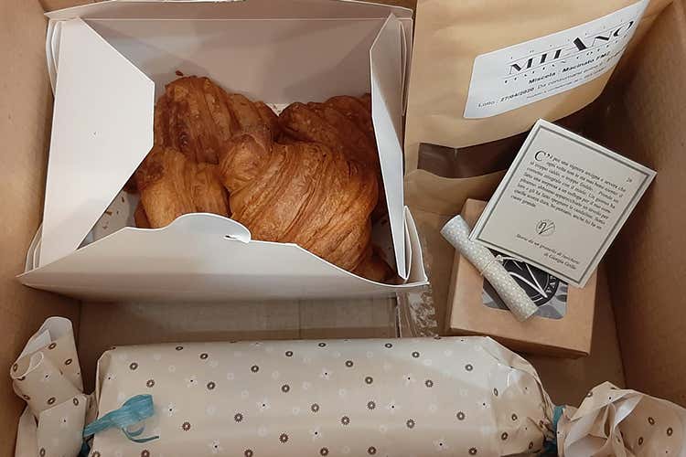 Scatola con dolci e poesie di Giorgia Grillo - Cornetti, maritozzi e... poesie La pasticceria cerca nuove strade