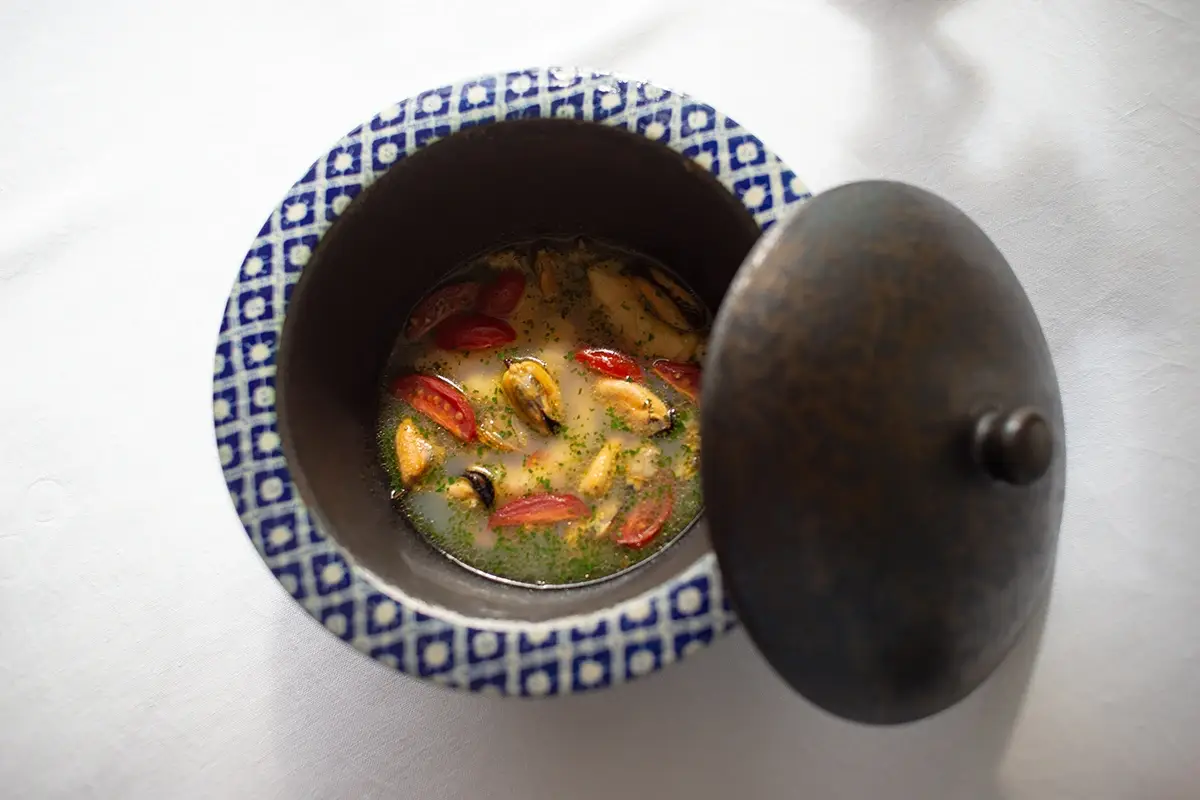 Cornetti di pasta ripieni di gamberi con zuppa di frutti di mare Dove porta la rotta per la felicità? Alla Taverna del Capitano