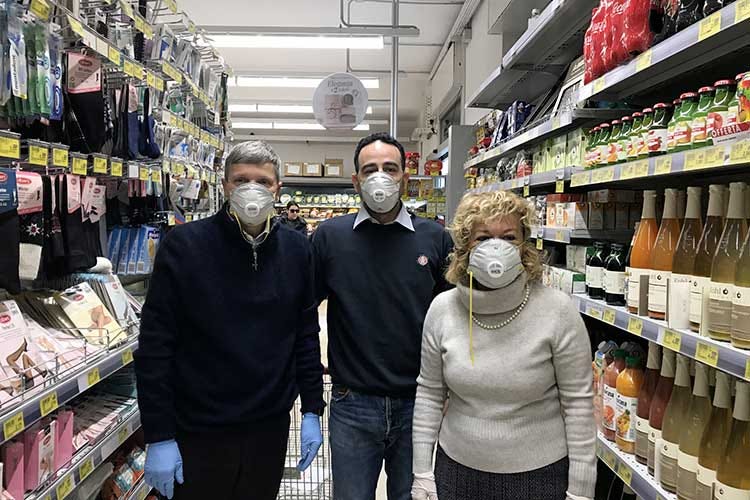 Paolo ed Enrica Pellegatta con un collaboratore - Coronavirus, far la spesa a Milano Clientela attenta e consapevole
