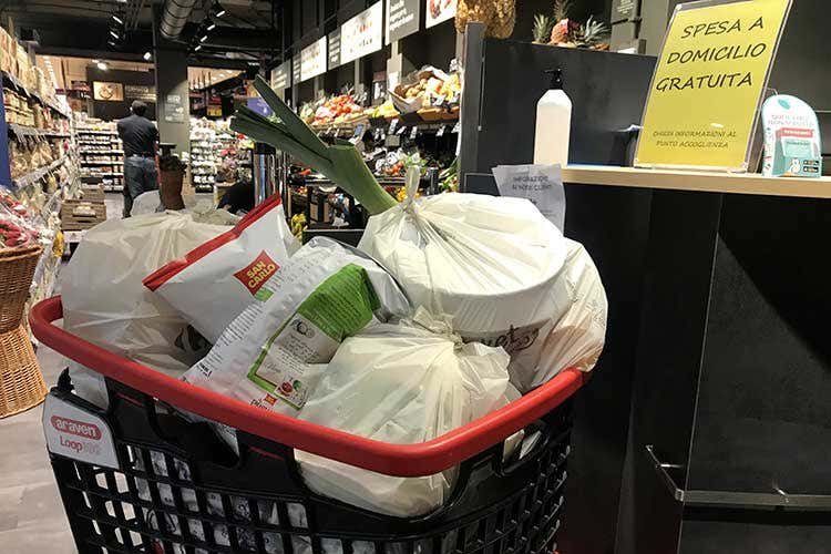 Consegna a domicilio al Carrefour Market di corso Italia 113 a Milano - Coronavirus, far la spesa a Milano Clientela attenta e consapevole