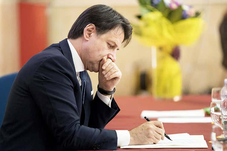 Il presidente del Consiglio Giuseppe Conte - Coronavirus, il sostegno dei partiti &laquo;Ma solo per periodo d'emergenza&raquo;
