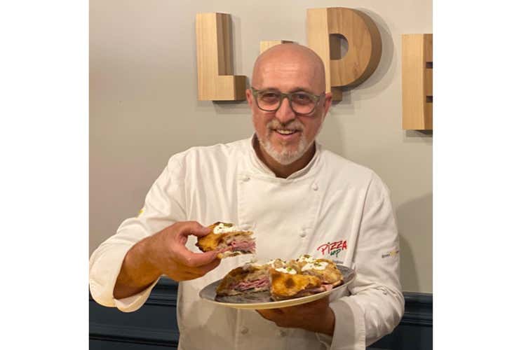Corrado Scaglione con una sua pizza gourmet cotta in teglia Pizza in teglia: un classico che sa essere contemporaneo