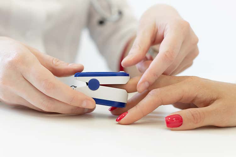 Il saturimetro l’ossigeno presente nel sangue - Corsa all’acquisto del saturimetro Ma ai soggetti sani non serve Il saturimetro l’ossigeno presente nel sangue - Corsa all’acquisto del saturimetro Ma ai soggetti sani non serve