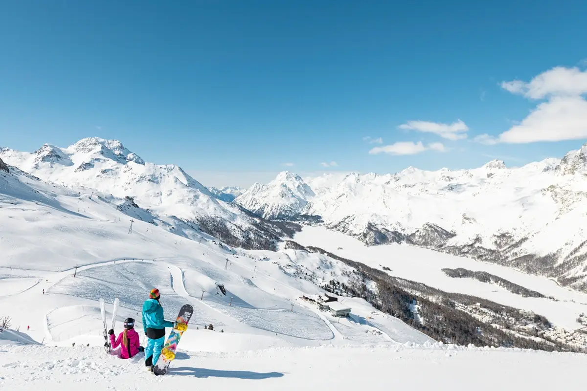 Vista sul lago innevato e il paese di Sils dal comprensorio Corvatsch- Furtschellas Foto: Corvatsch AG  Gian Giovanoli Sciare in Engadina? Bello e conveniente