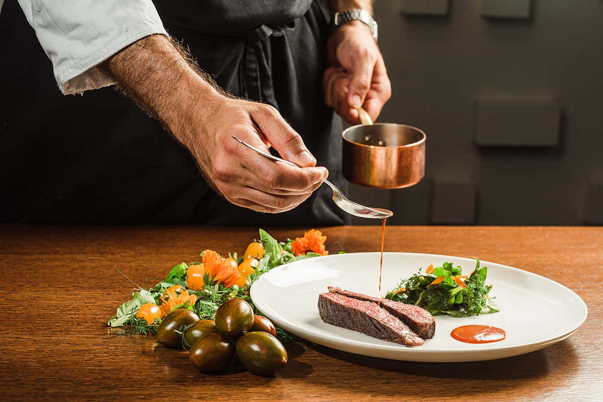 Costina di manzo Beneventano, scalogno in agrodolce, misticanza e liquirizia Moma, quando l’arte sposa la cucina