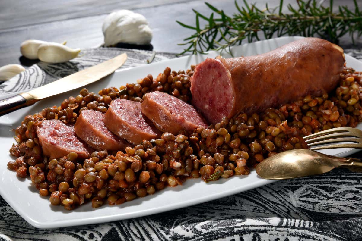 Cotechino  Saldi anche per i cibi del Natale: panettoni cotechini e torroni al 70%