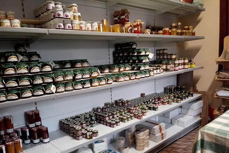 La cotognata, la si lavora tutto l'anno e la si vende tutto l'anno (La Cotognata artigianale Un dolce per tutto l'anno) La cotognata, la si lavora tutto l'anno e la si vende tutto l'anno (La Cotognata artigianale Un dolce per tutto l'anno)
