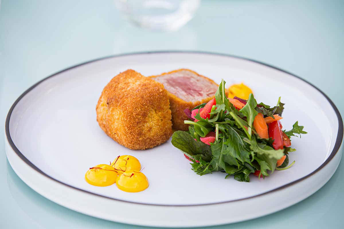 Cotoletta di vitello alla milanese, maionese allo zafferano e misticanza aromatica Ristorante o locale? Tutte e due! Ecco il segreto dell’Hi-Res