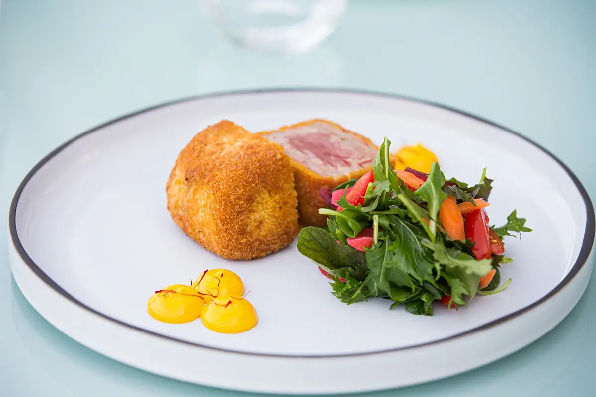 Cotoletta di vitello alla milanese, maionese allo zafferano e misticanza aromatica Ristorante o locale? Tutte e due! Ecco il segreto dell’Hi-Res