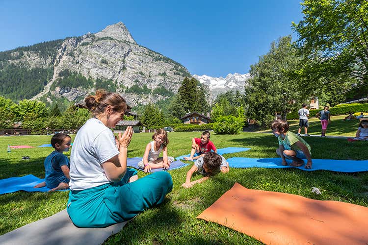 Yoga a misura di bambini a Courmayeur. Foto: Lorenzo Belfrond Yoga e meditazione in vacanza? Ecco gli indirizzi pi&ugrave; spettacolari