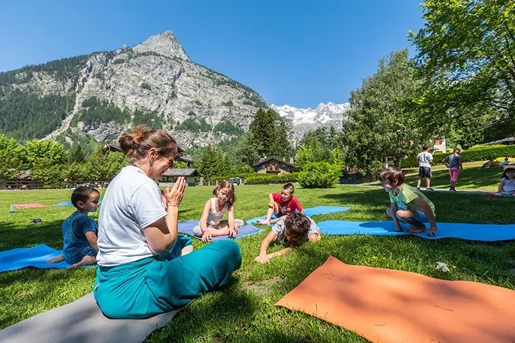 Yoga a misura di bambini a Courmayeur. Foto: Lorenzo Belfrond Yoga e meditazione in vacanza? Ecco gli indirizzi pi&ugrave; spettacolari