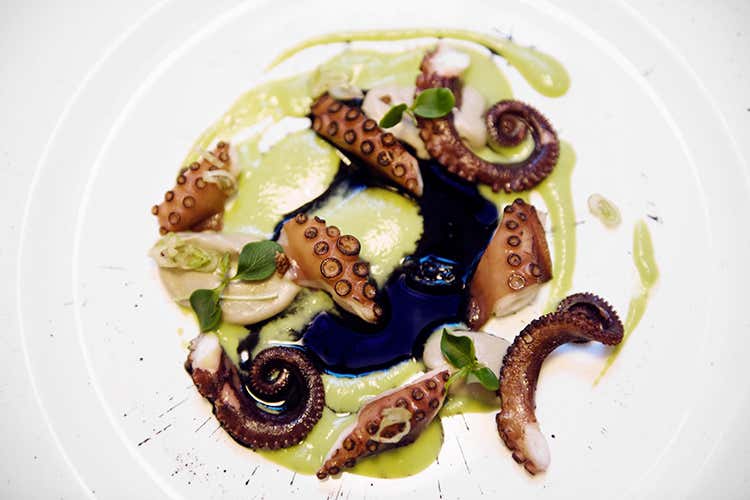 Polpo scottato in salsa al suo nero e peperoni dolci affumicati - Cous-Cous Restaurant Cucina trapanese a Milano