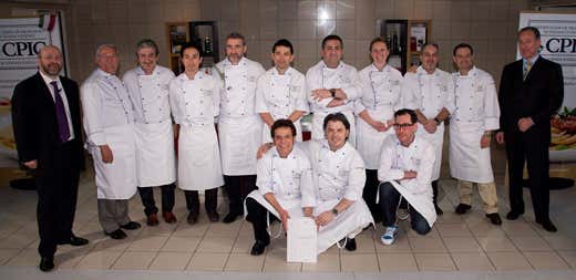 Da sinistra: Rosario Scarpato (Itchefs-Gvci managing editor), Luigi Passano, Pietro Rongoni, Cesare Casella, Yoshi Yamada, Domenico Crolla, Angela Hartnett, Mario Caramella (presidente Itchefs-Gvci), Paolo Monti e Gianluigi Zenti (direttore di Academia Barilla). In primo piano, inginocchiati: Giulio Vierci, Donato De Santis e Mark Ladner