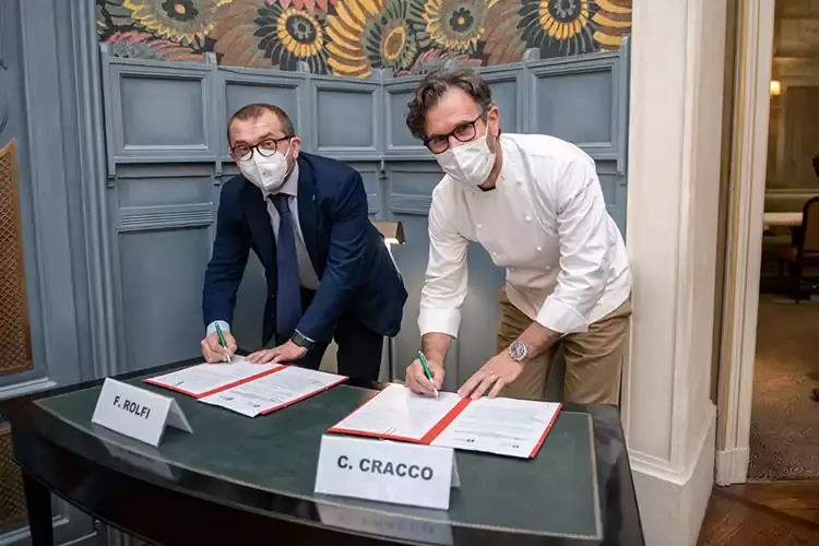 Fabio Rolfi e Carlo Cracco alla firma del protocolo d'intesa Panettone e Polenta lombarda Un protocollo per promuoverli