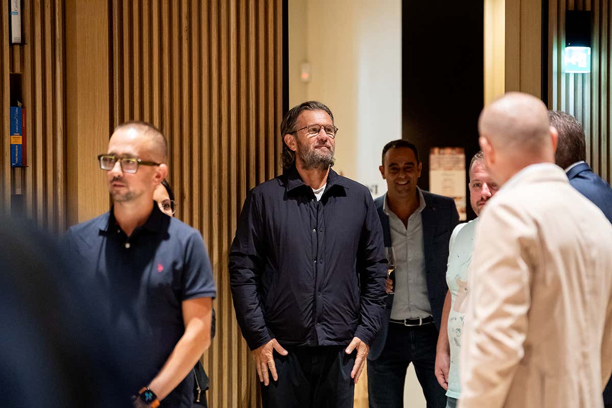 Lo chef Carlo Cracco in visita presso la sede di Cantina Contini 1898 durante il Festival della Bottarga 2024; lo chef sarà il padrino dell'evento del 16 giugno conti