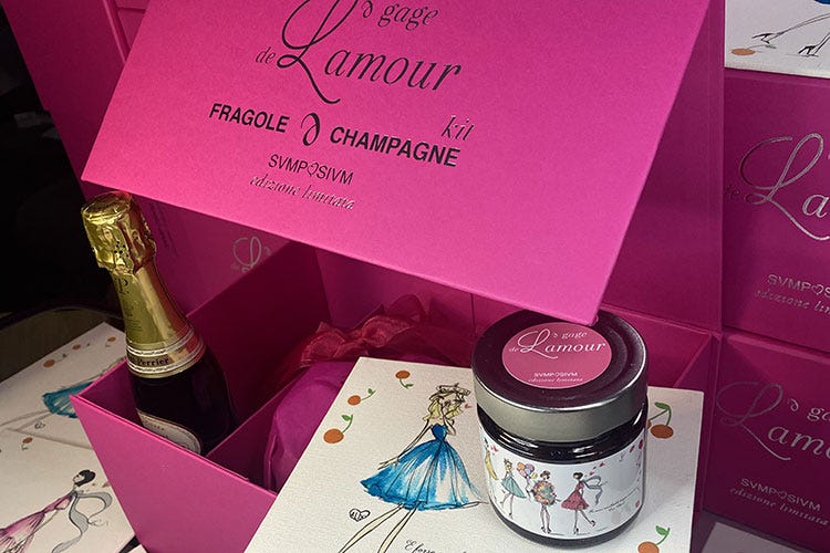 Il kit contiene un Pan D’amore Fragole e Champagne, una bottiglia mignon di Champagne e un barattolo di fragole candite - Creare il dolce dell’amore insieme alta pasticceria e moda