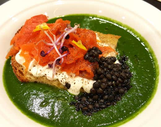 crema di spinacino, creme fraiche fatta in casa, salmone affumicato dell&rsquo;Alaska Sockeye e lenticchie nere