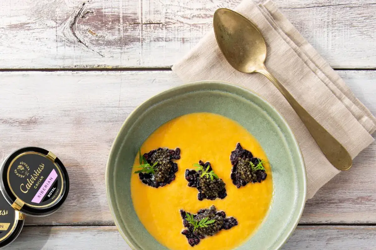 Crema di zucca con cialde di riso venere soffiato e caviale Calvisius Siberian Crema di zucca con cialde di riso venere soffiato e caviale Calvisius Siberian