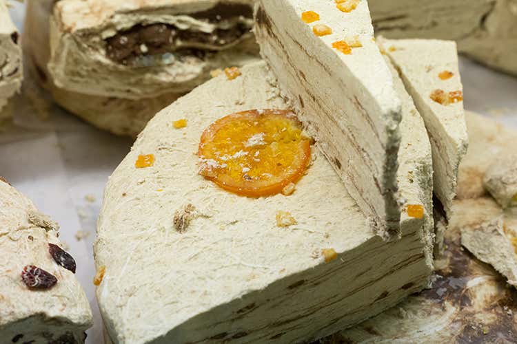A Cremona la festa del torrone - Il covid non ferma la tradizioneCremona celebra il torrone A Cremona la festa del torrone - Il covid non ferma la tradizioneCremona celebra il torrone