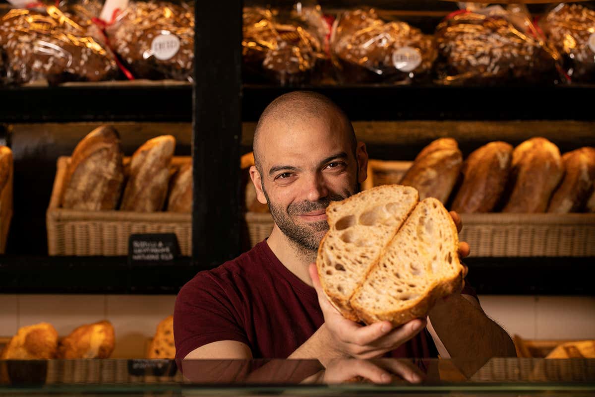 Danilo Frisone al banco di Cresci Danilo Frisone, da chef a panettiere grazie al format Cresci a Roma Danilo Frisone al banco di Cresci Danilo Frisone, da chef a panettiere grazie al format Cresci a Roma
