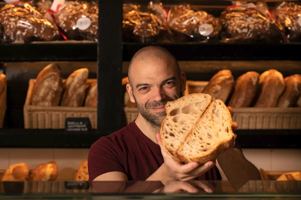 Danilo Frisone al banco di Cresci Danilo Frisone, da chef a panettiere grazie al format Cresci a Roma
