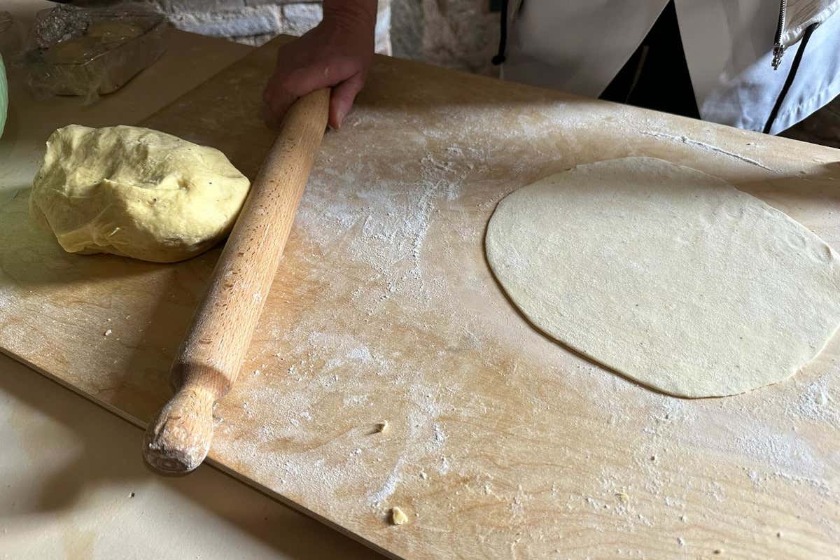 La tradizionale Crescia Deco A Frontone il Castello di Babbo Natale