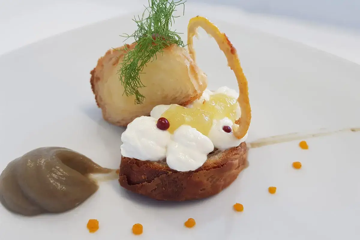 Croissant, mousse di spigola, gel&eacute;e al limone Croissant, mousse di spigola, gel&eacute;e al limone