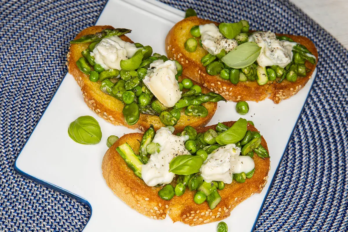 Crostoni con pisellini, asparagi e fave, Gorgonzola Dop dolce e basilico&nbsp; Crostoni con pisellini, asparagi e fave, Gorgonzola Dop dolce e basilico