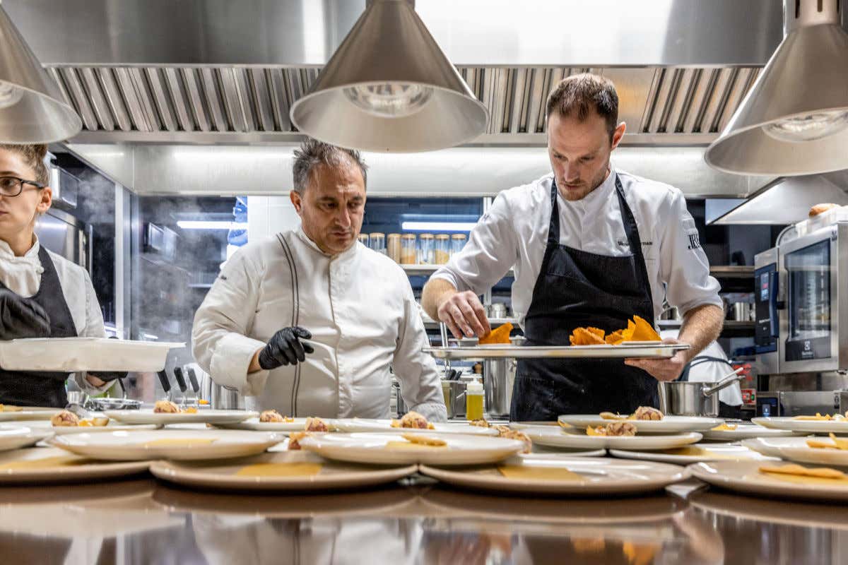 Da destra lo chef Werner Croymans del Ristorante Somm, situato a Uden, nei Paesi Bassi e Enzo Pettè, executive chef  de del ristorante Le Terre Gourmet a Bergamo Cene stellate a Le Terre Gourmet Restaurant, in cucina l'irlandese  Rob Krawczyk