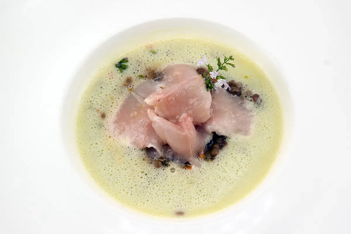 Crudo di trota fario, zuppa di porri, castagne e lenticchie Crudo di trota fario, porri, castagne e lenticchie