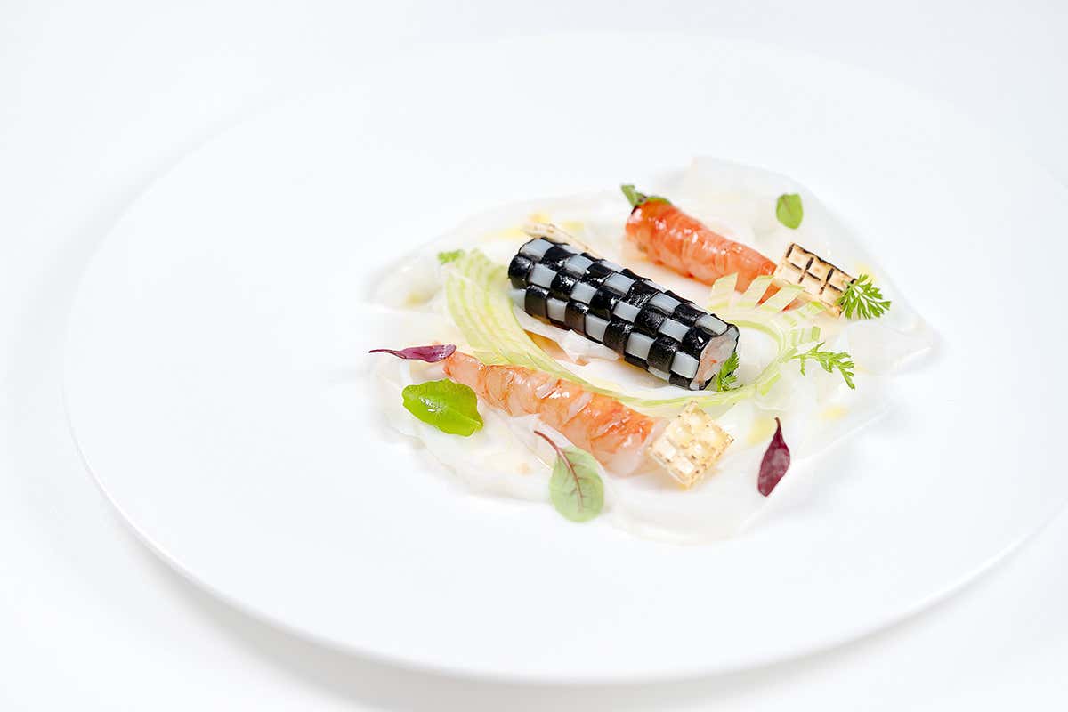 Crudo di gamberi rossi arrostiti , lardo ed intreccio di seppia, crema di fagioli cannellini, e finger lime [[Giro del Golfo in otto giorni]]: il 5 stelle Lorelei Londres a Sorrento