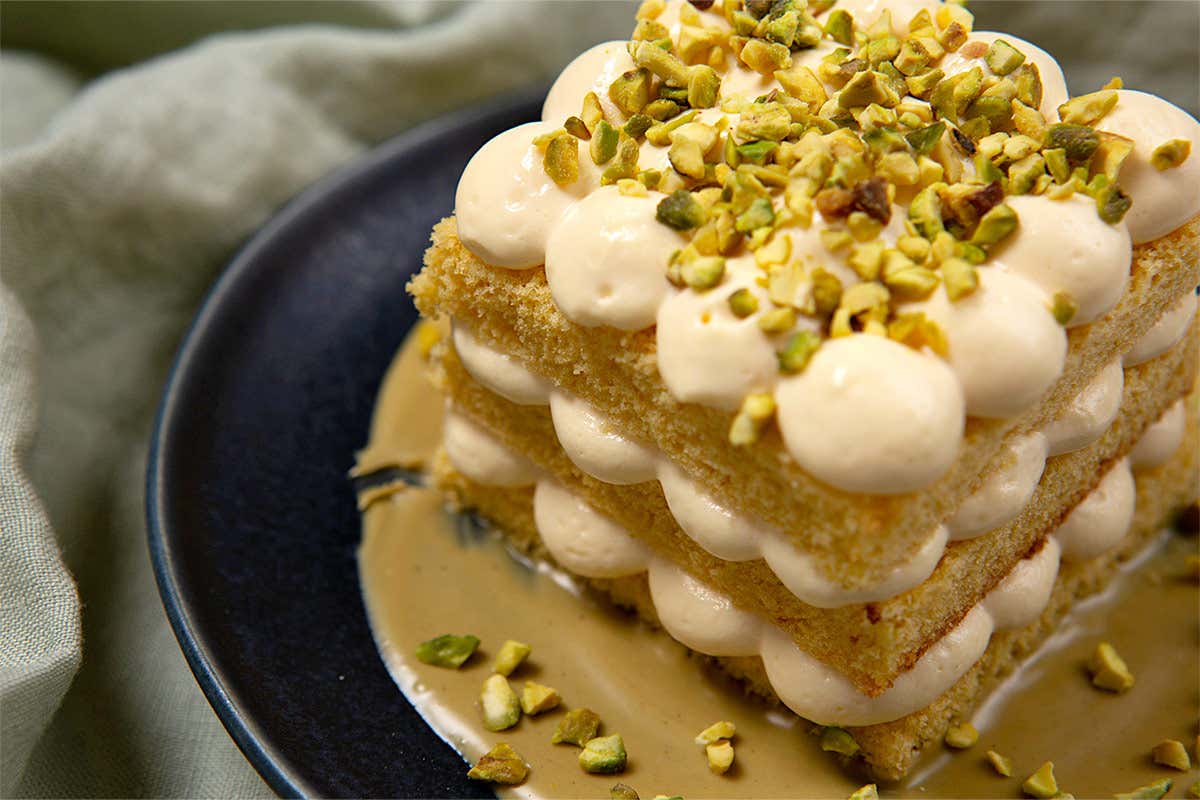Cubotto di pan di Spagna con crema diplomatica e pistacchi