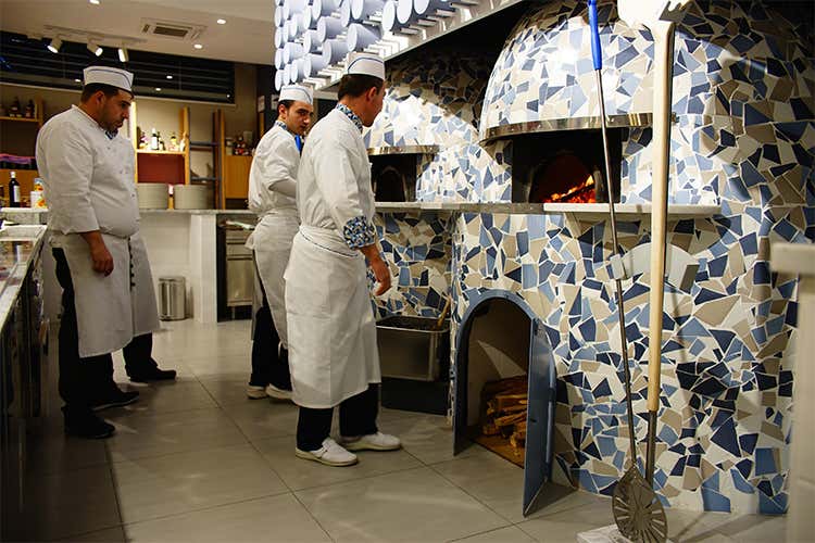 Cucina a vista e pizze di qualità Morsi & Rimorsi sbarca ad Aversa Cucina a vista e pizze di qualità Morsi & Rimorsi sbarca ad Aversa