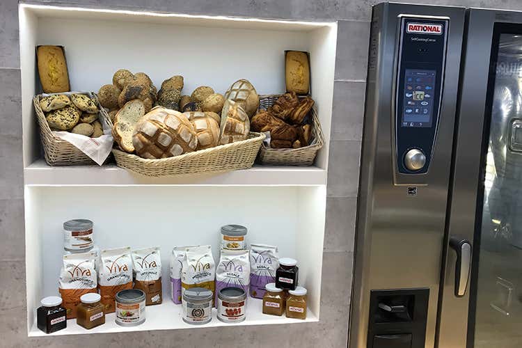 Il SelfCookingCenter è l'assistente ideale di cottura per bar, pasticcerie e bistrot (Cucina completa in spazi ridotti)