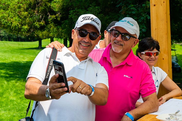 Claudio Sadler in veste golfistica (a destra) con un giocatore (Cucina, sport e tanti sorrisi Ristogolf entra nel vivo)