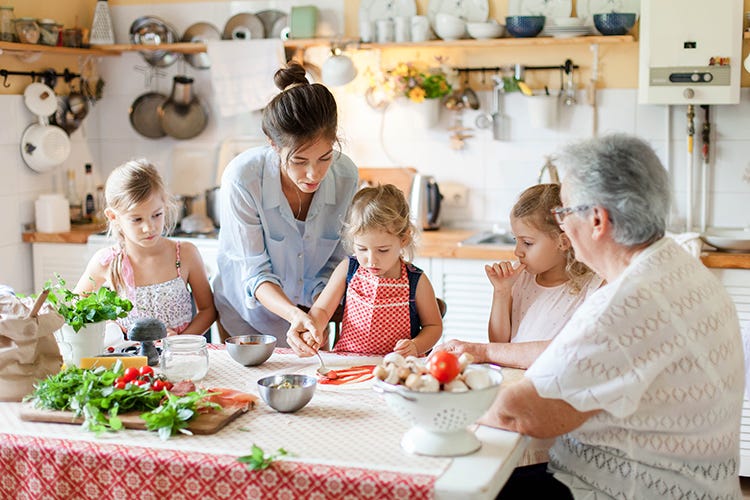 In cucina diverse generazioni si incontrano - Cucinare in famiglia per combattere l’isolamento