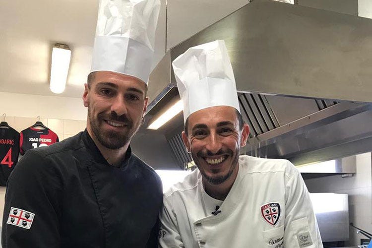 Fabrizio Cacciatore (difensore del Cagliari) e William Pitzalis (Cucine da Serie A Il segreto del Cagliari? La zuppa)